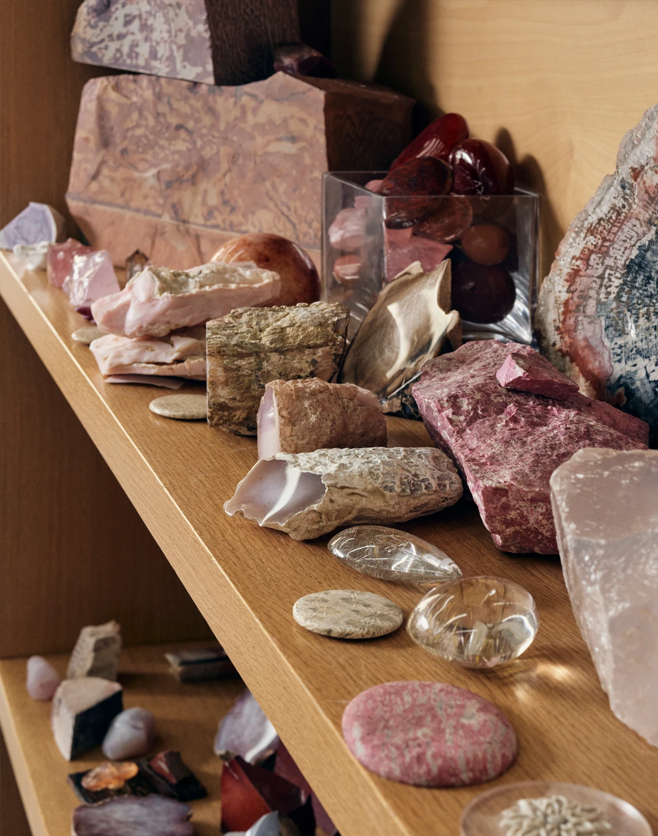 Panthère Aegis ring, rose gold, tourmaline, petrified wood, emerald, diamonds