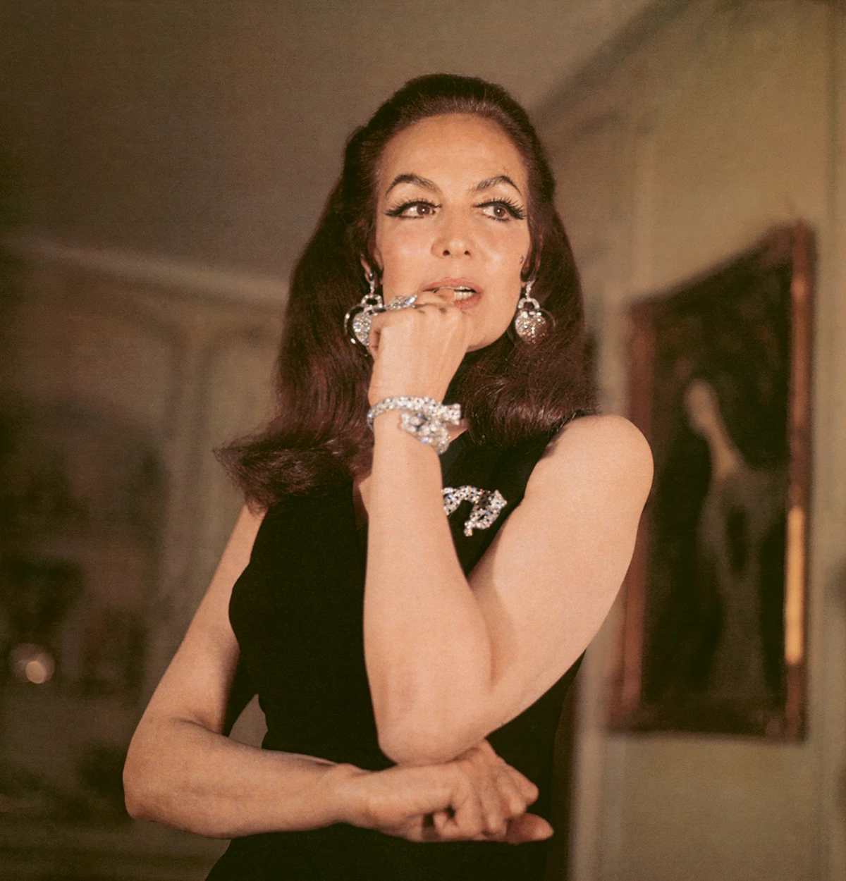 One of the Maison’s most important clients and a passionate admirer of Cartier’s jewelry fauna, Mexican actress María Félix wears her Panther brooch and bracelet with defiance
